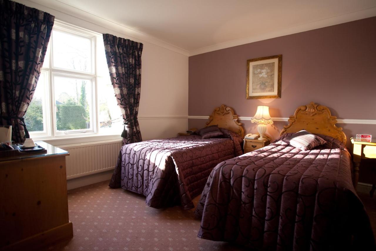 Fines Bayliwick Hotel Bracknell Bagian luar foto