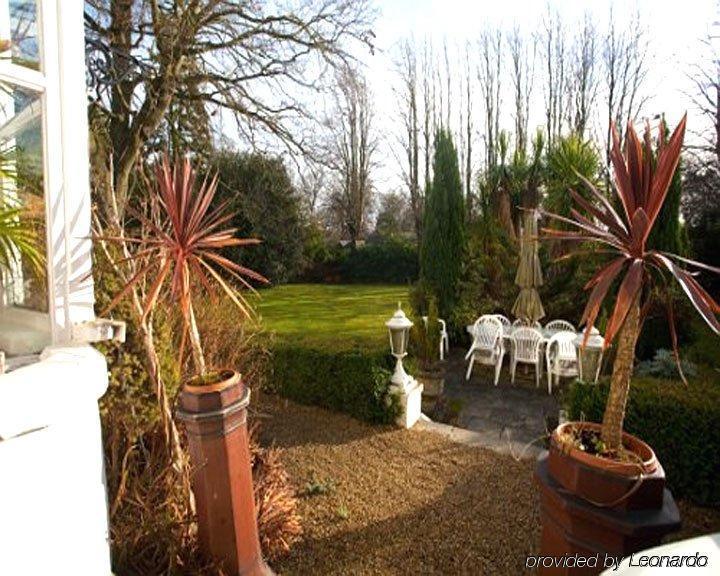 Fines Bayliwick Hotel Bracknell Bagian luar foto