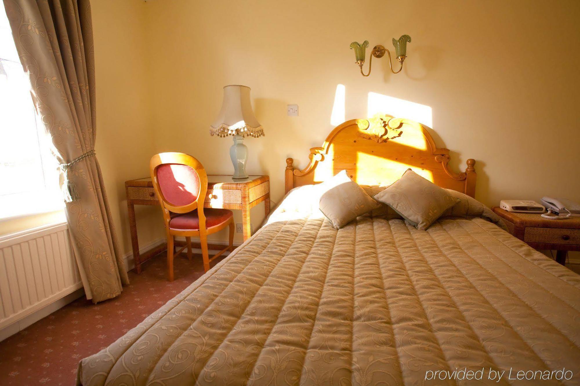 Fines Bayliwick Hotel Bracknell Bagian luar foto