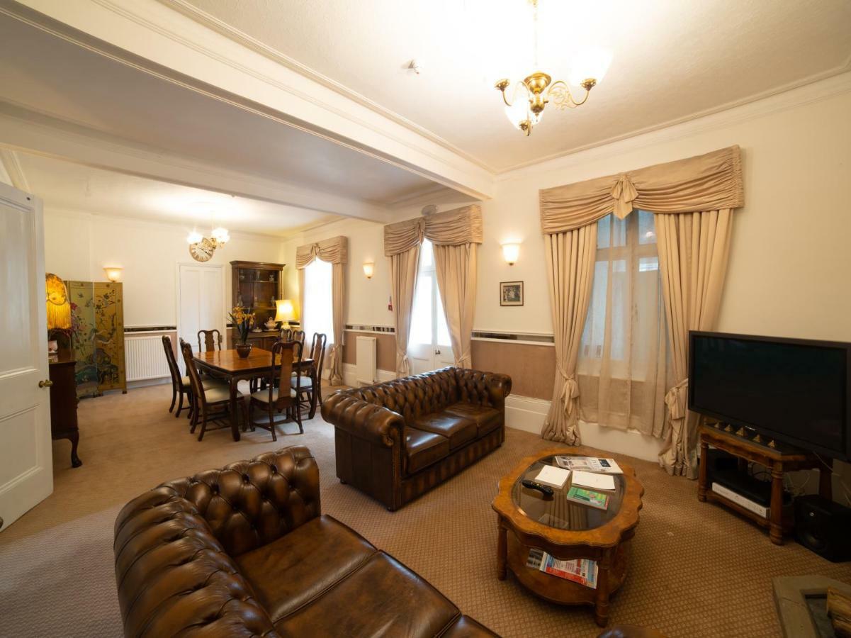 Fines Bayliwick Hotel Bracknell Bagian luar foto