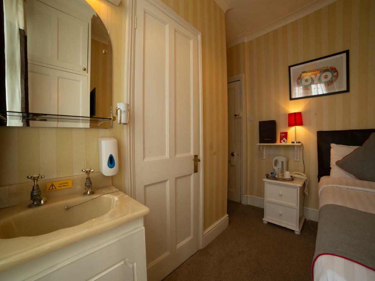 Fines Bayliwick Hotel Bracknell Bagian luar foto