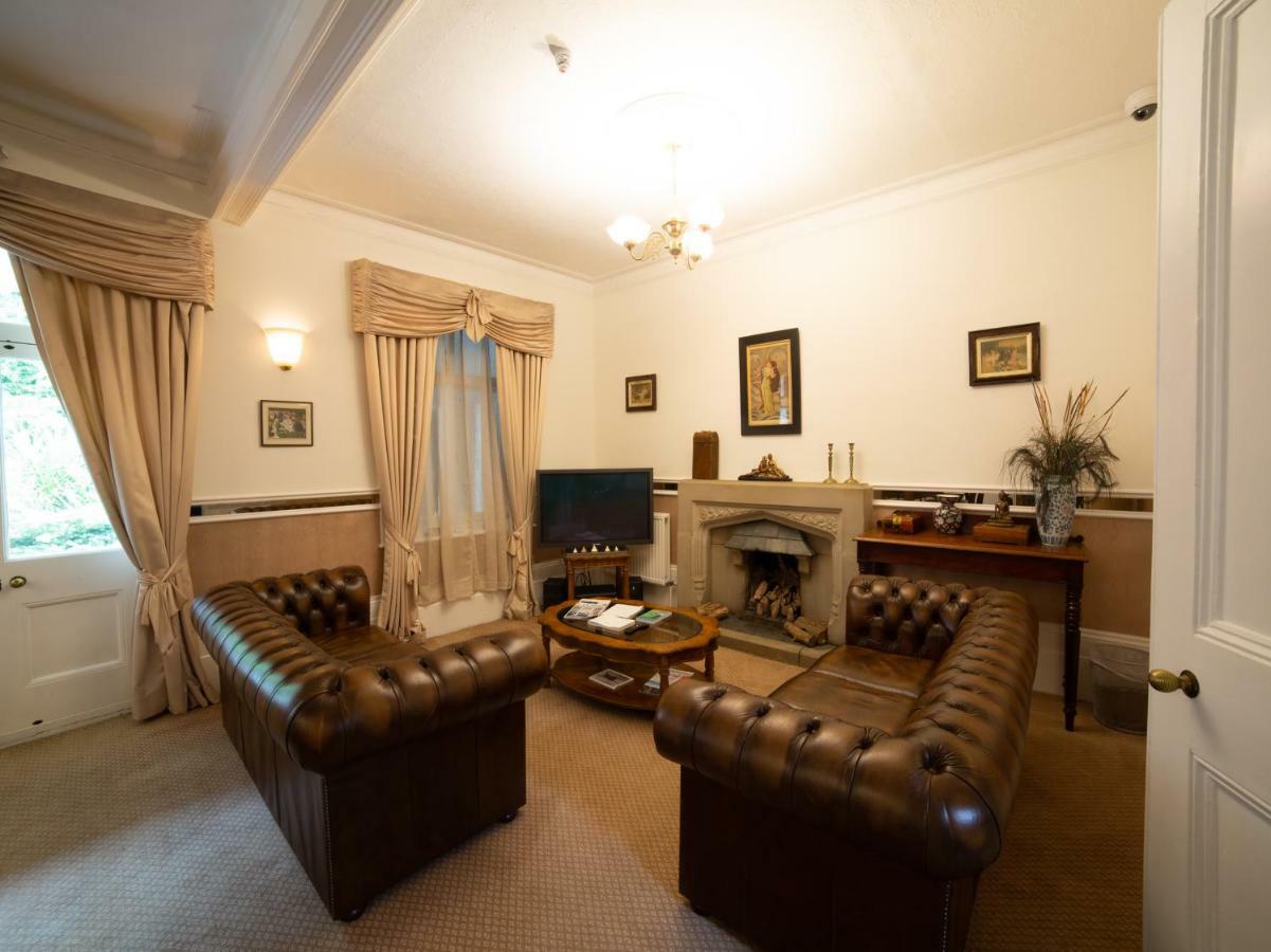 Fines Bayliwick Hotel Bracknell Bagian luar foto