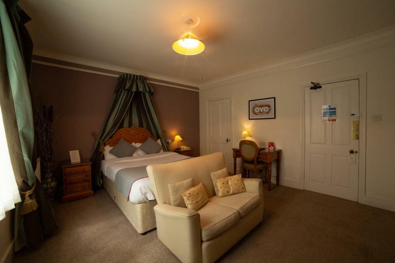 Fines Bayliwick Hotel Bracknell Bagian luar foto