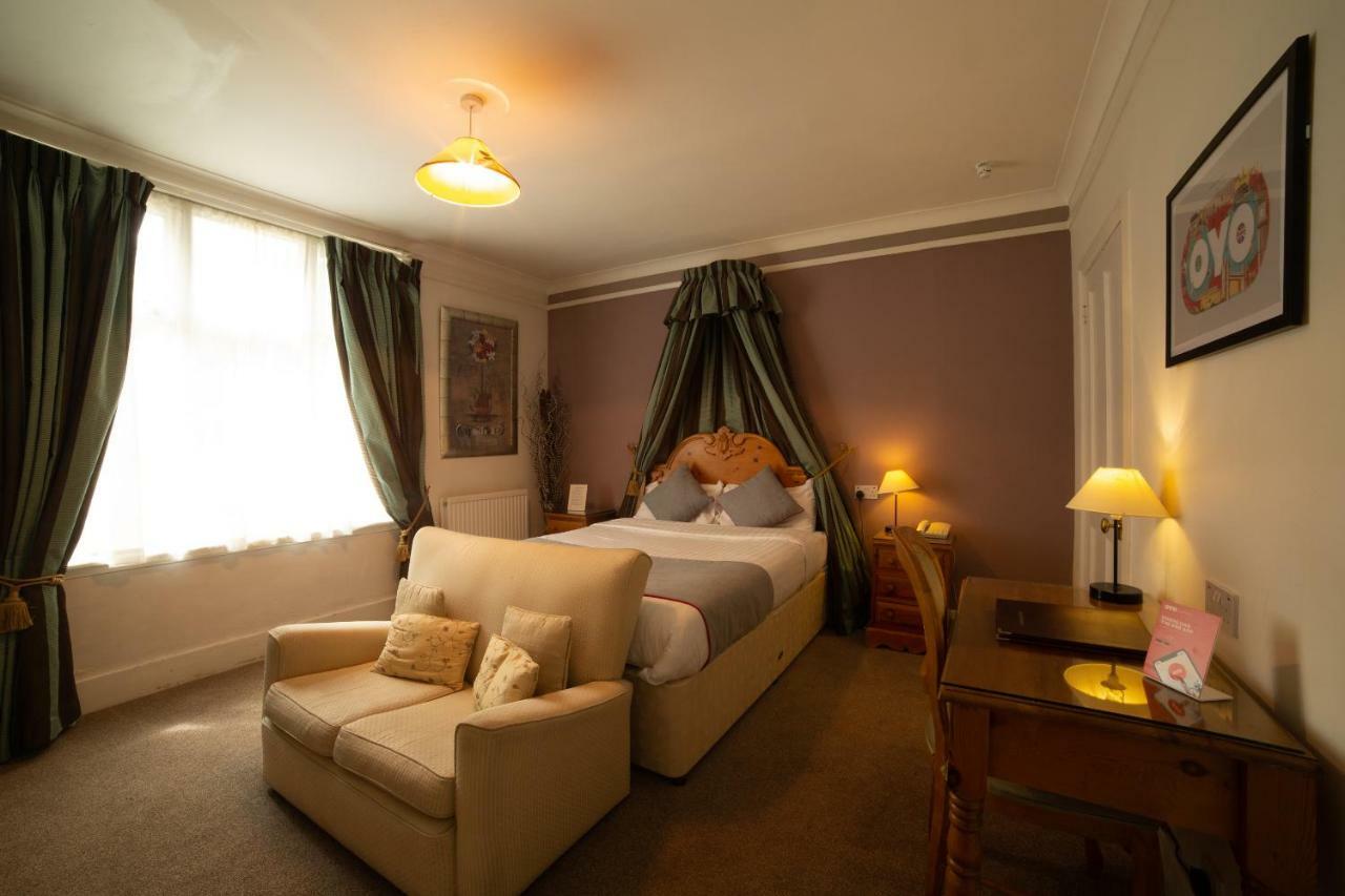 Fines Bayliwick Hotel Bracknell Bagian luar foto
