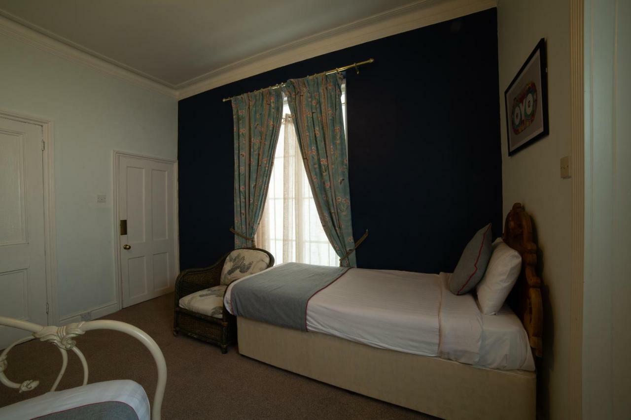 Fines Bayliwick Hotel Bracknell Bagian luar foto