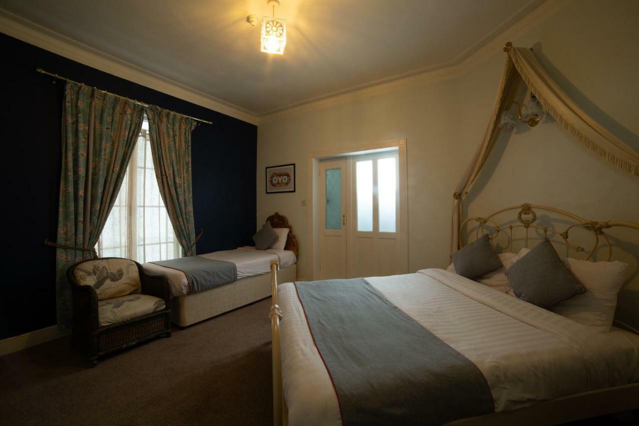 Fines Bayliwick Hotel Bracknell Bagian luar foto