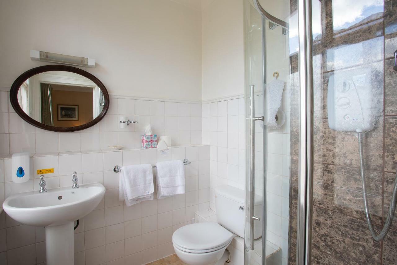 Fines Bayliwick Hotel Bracknell Bagian luar foto