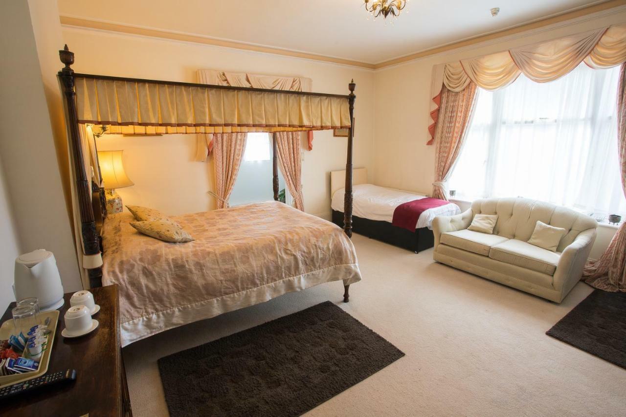 Fines Bayliwick Hotel Bracknell Bagian luar foto
