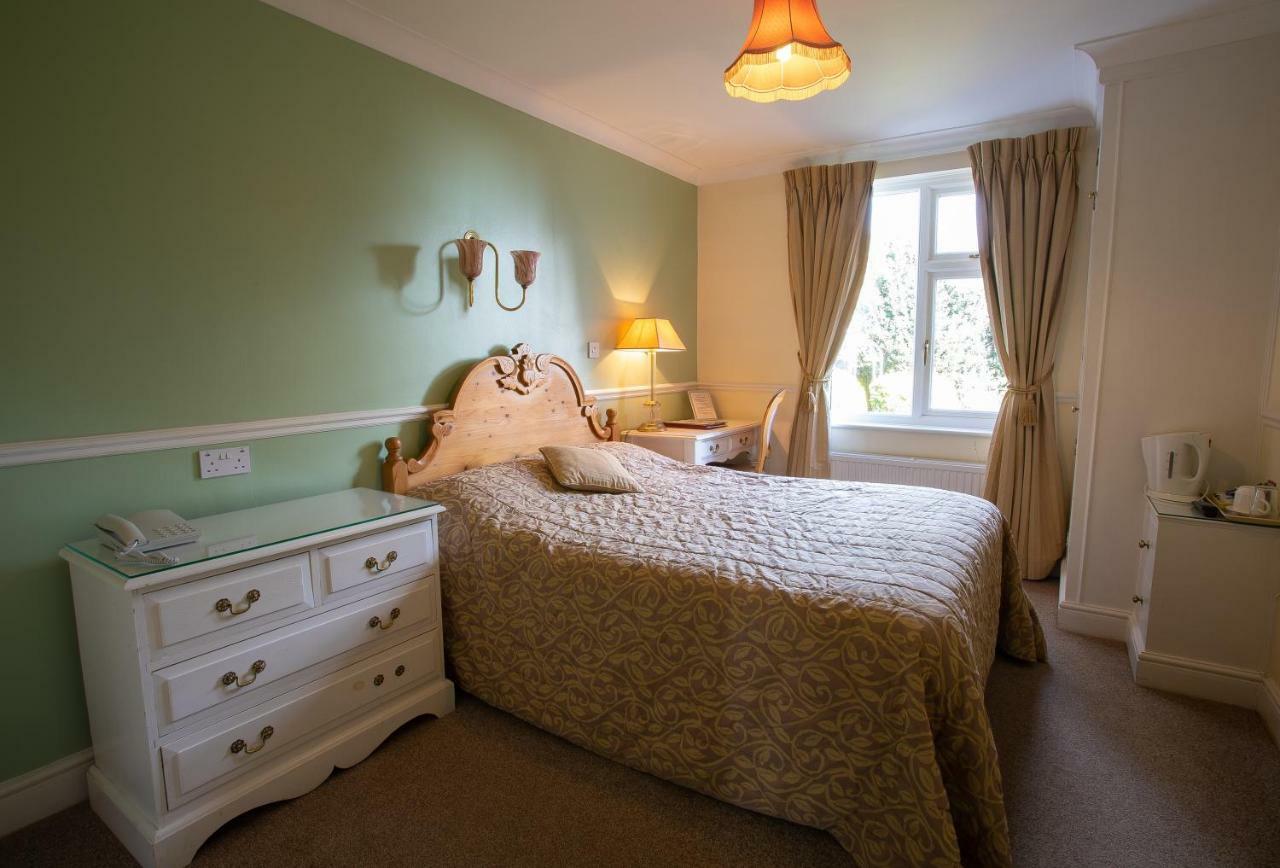 Fines Bayliwick Hotel Bracknell Bagian luar foto