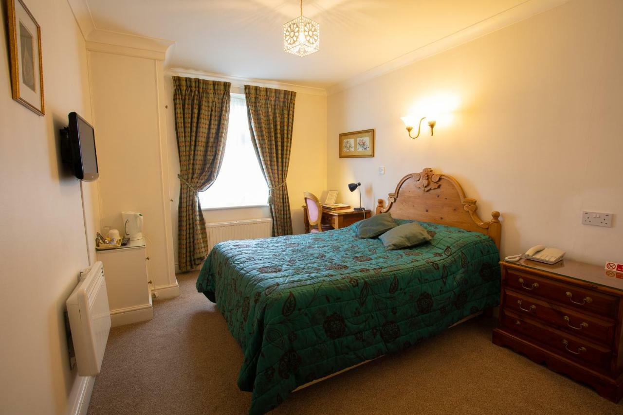 Fines Bayliwick Hotel Bracknell Bagian luar foto