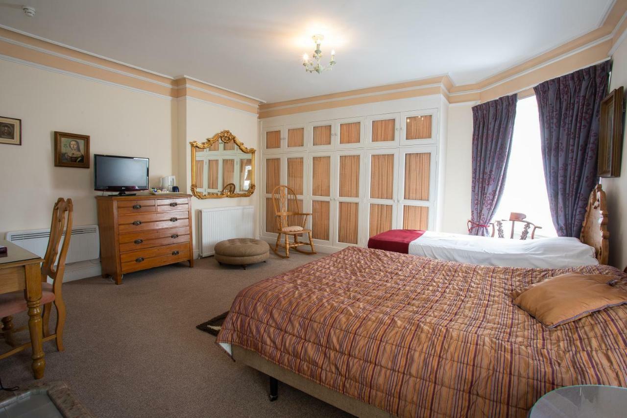 Fines Bayliwick Hotel Bracknell Bagian luar foto