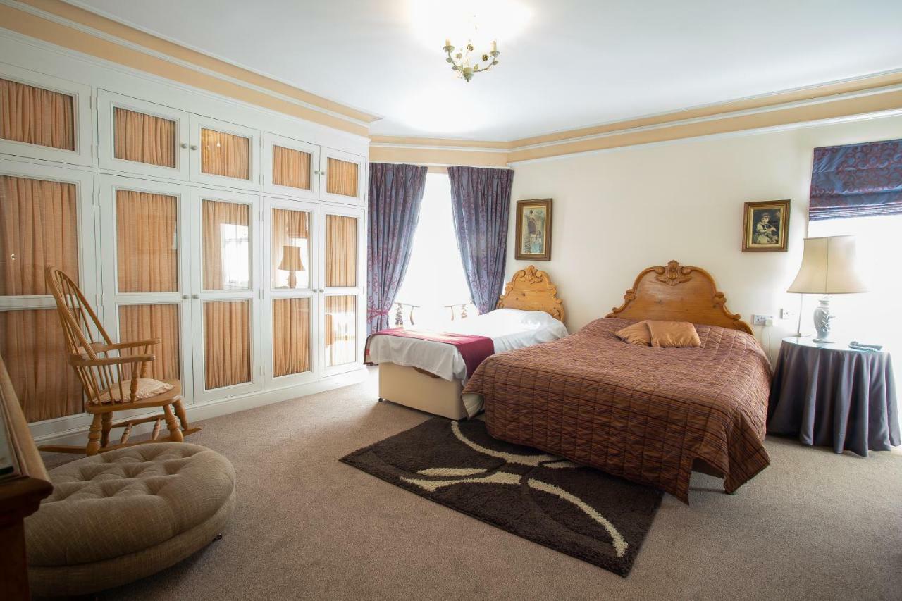 Fines Bayliwick Hotel Bracknell Bagian luar foto