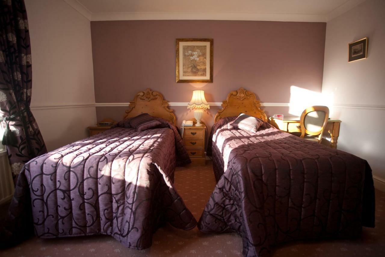 Fines Bayliwick Hotel Bracknell Bagian luar foto