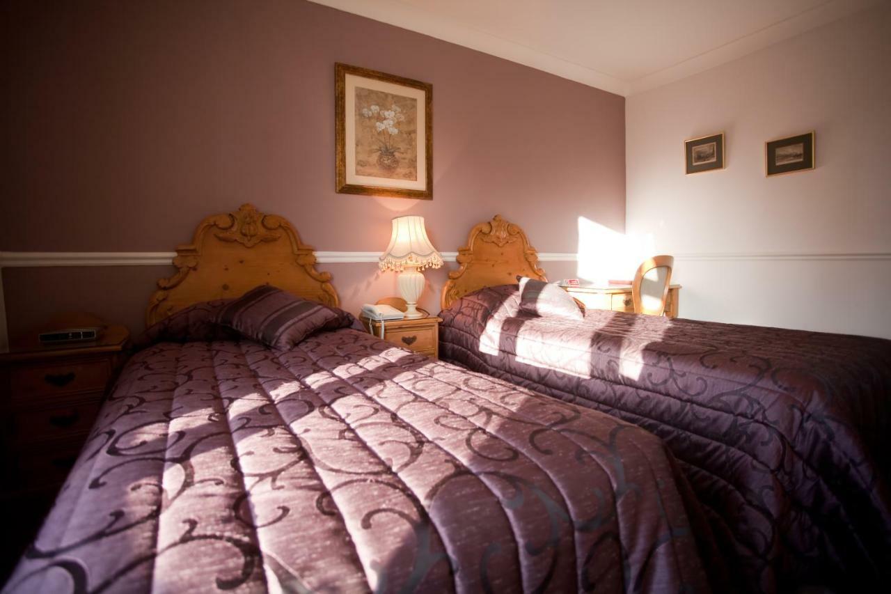 Fines Bayliwick Hotel Bracknell Bagian luar foto