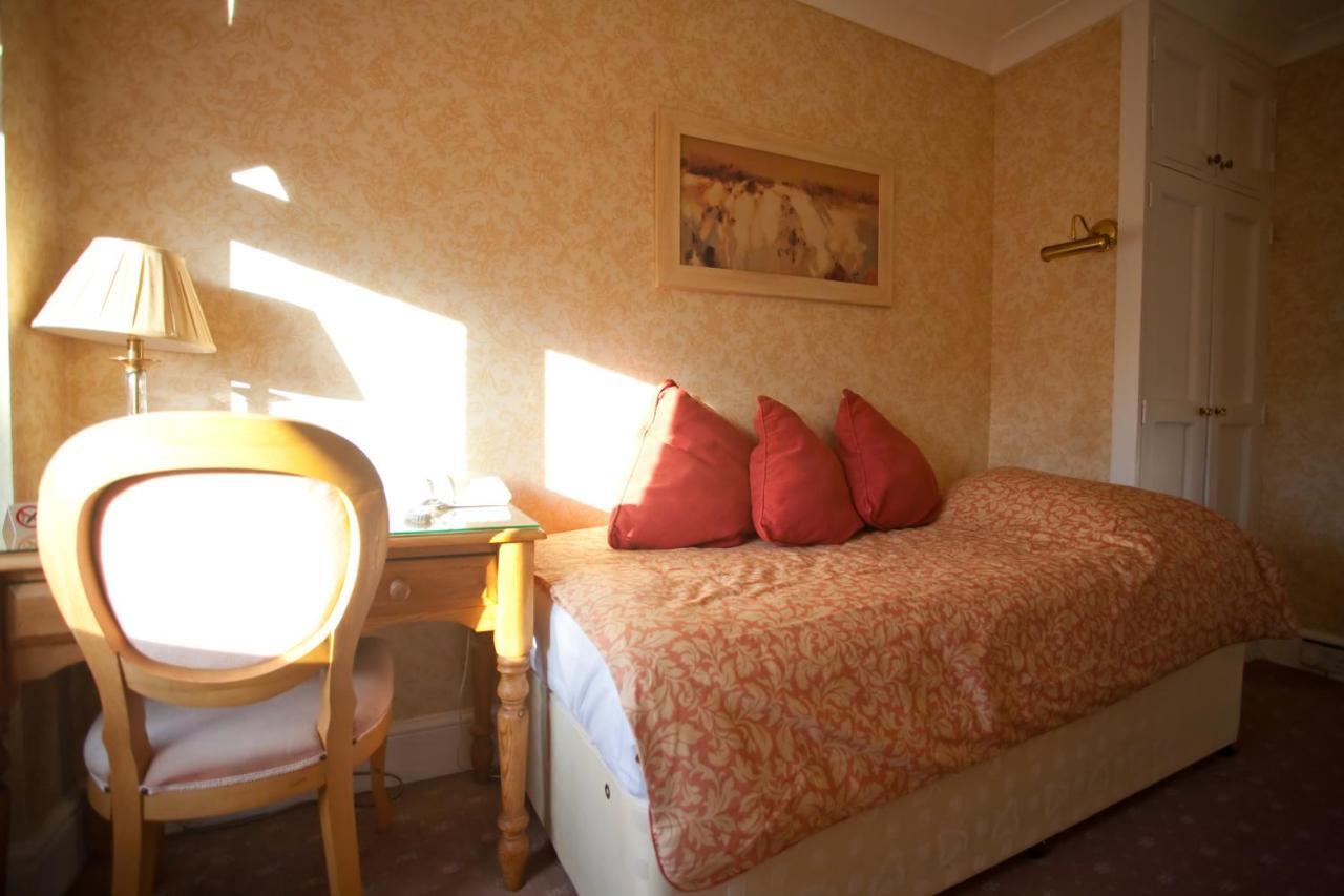 Fines Bayliwick Hotel Bracknell Bagian luar foto