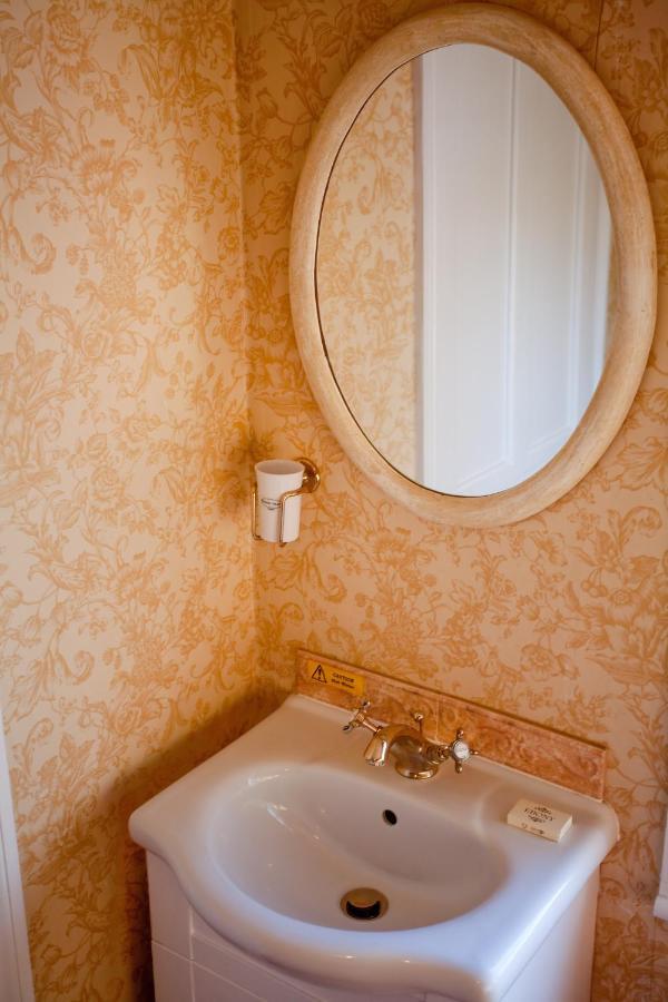 Fines Bayliwick Hotel Bracknell Bagian luar foto